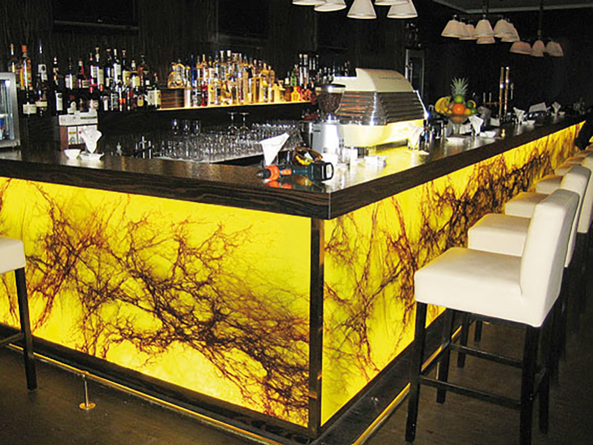 Hinterleuchteter Glasdruck an einer Bar